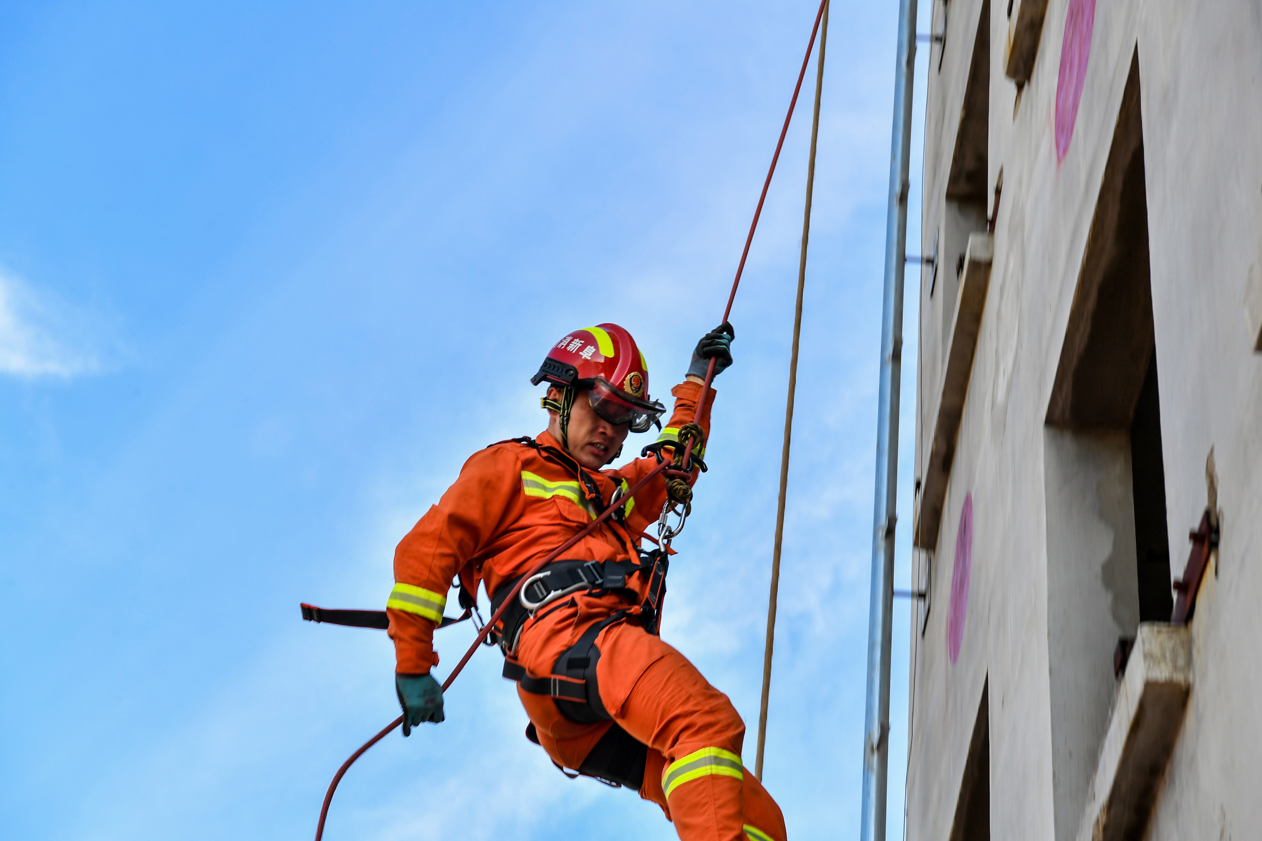 辽宁“最美云顶网上赌场
” | 火蓝尖兵逆火而行——记阜新消防救援支队“金头盔班”班长孙明